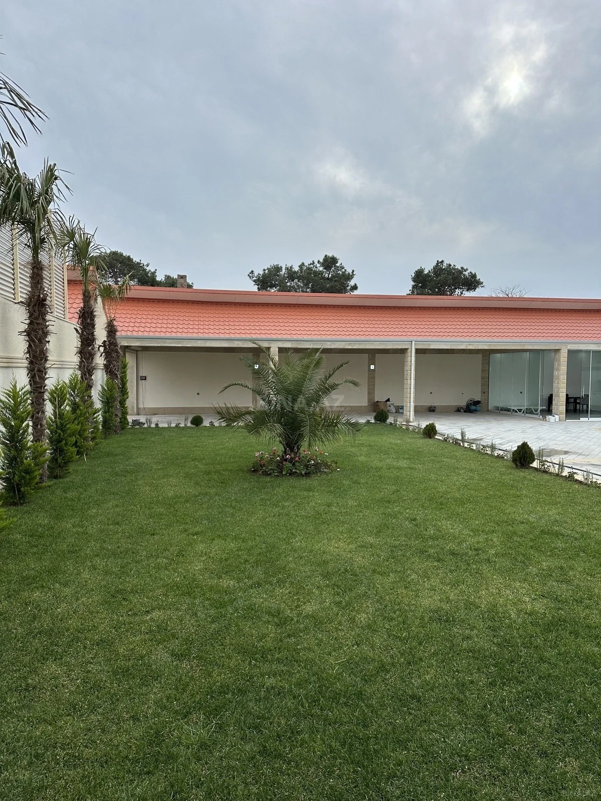 Satılır 5 otaqlı həyət evi 300 m²
