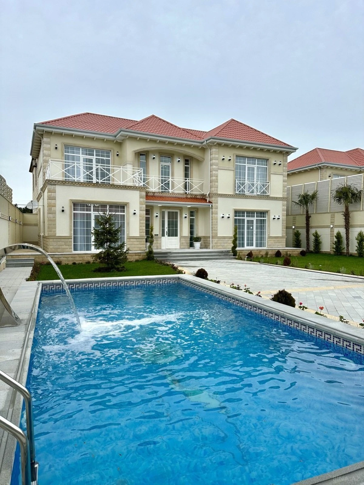 Satılır 5 otaqlı həyət evi 300 m²