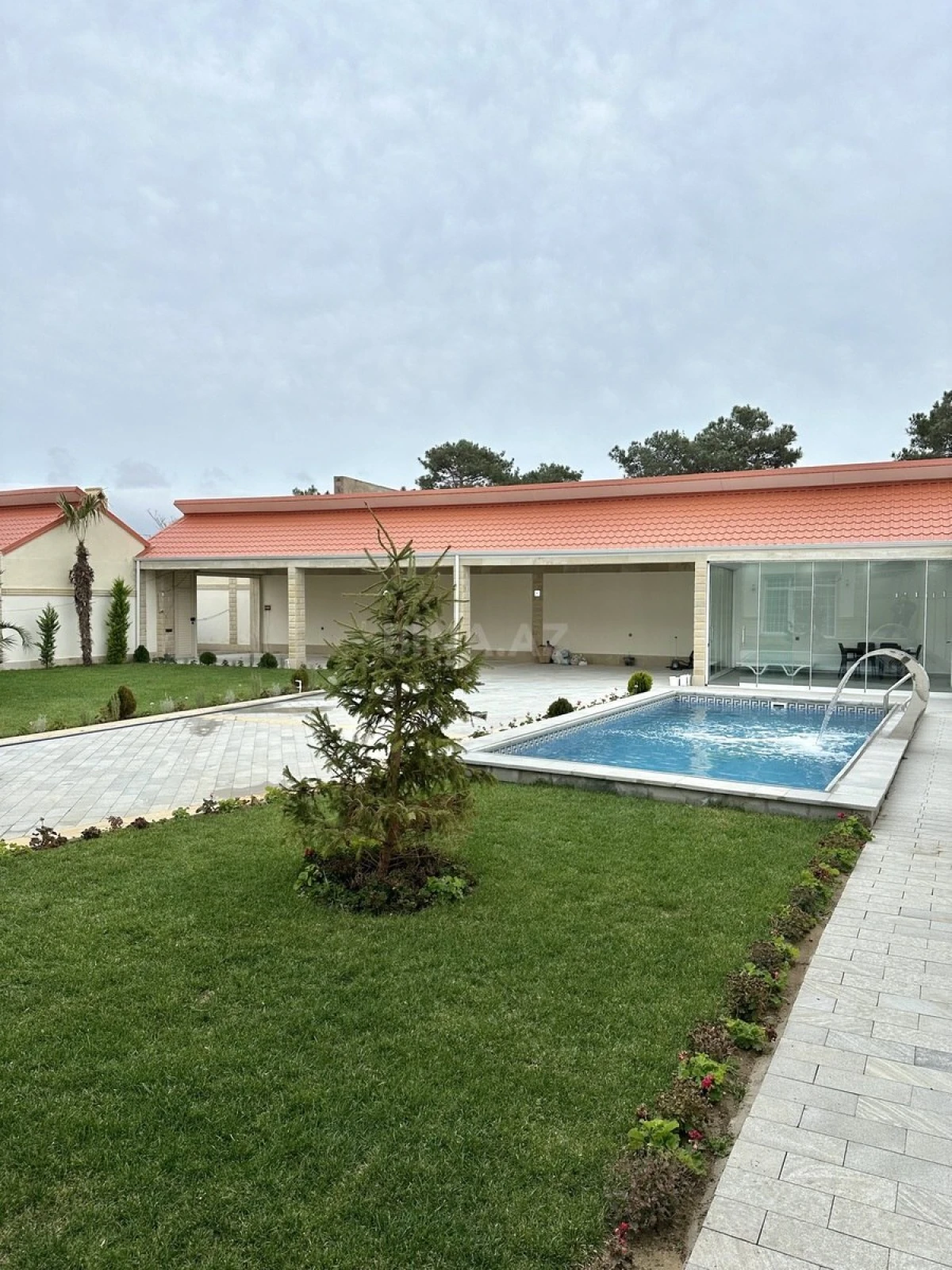 Satılır 5 otaqlı həyət evi 300 m²