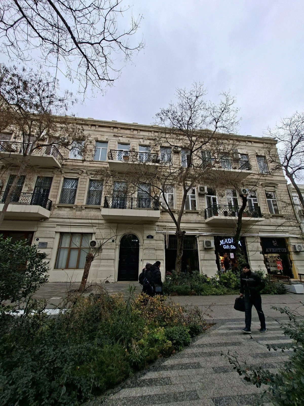 Satılır 4 otaqlı mənzil 105 m²