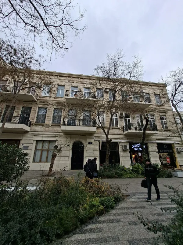 Satılır 4 otaqlı mənzil 105 m²