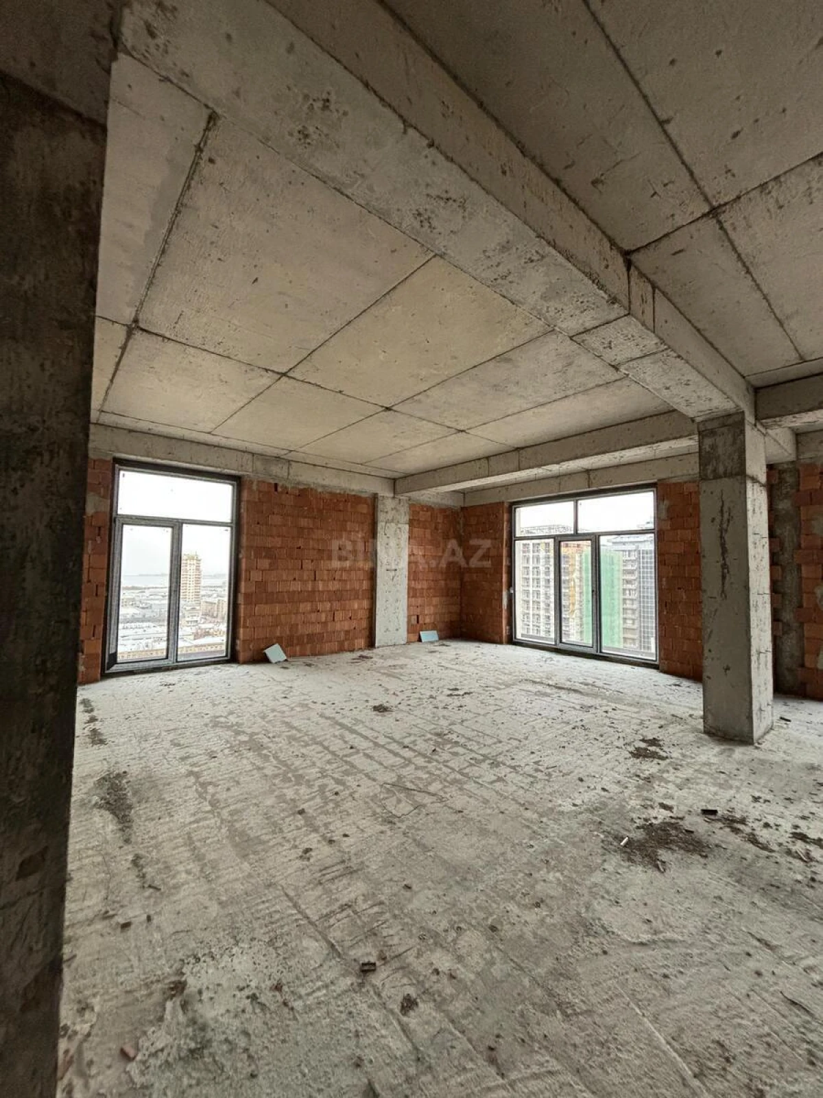 Satılır 3 otaqlı mənzil 141 m²