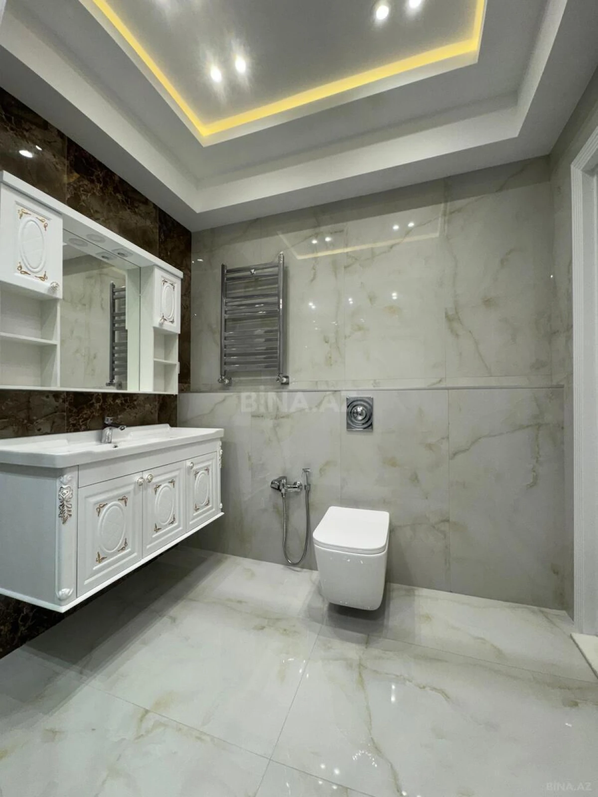 Satılır 4 otaqlı mənzil 223 m²