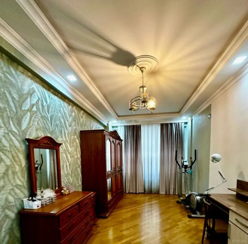 Satılır 3 otaqlı mənzil 154 m²