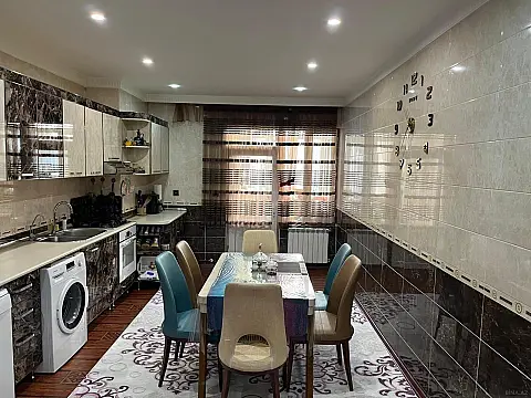 Satılır 3 otaqlı mənzil 135 m²