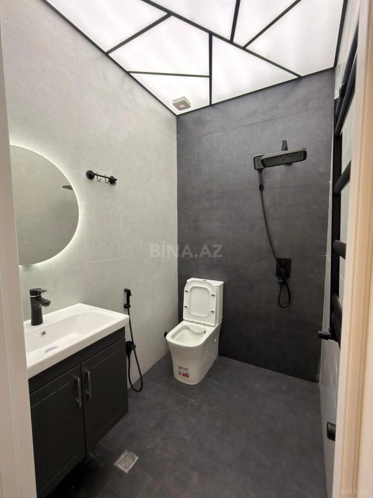 Satılır 4 otaqlı mənzil 136 m²