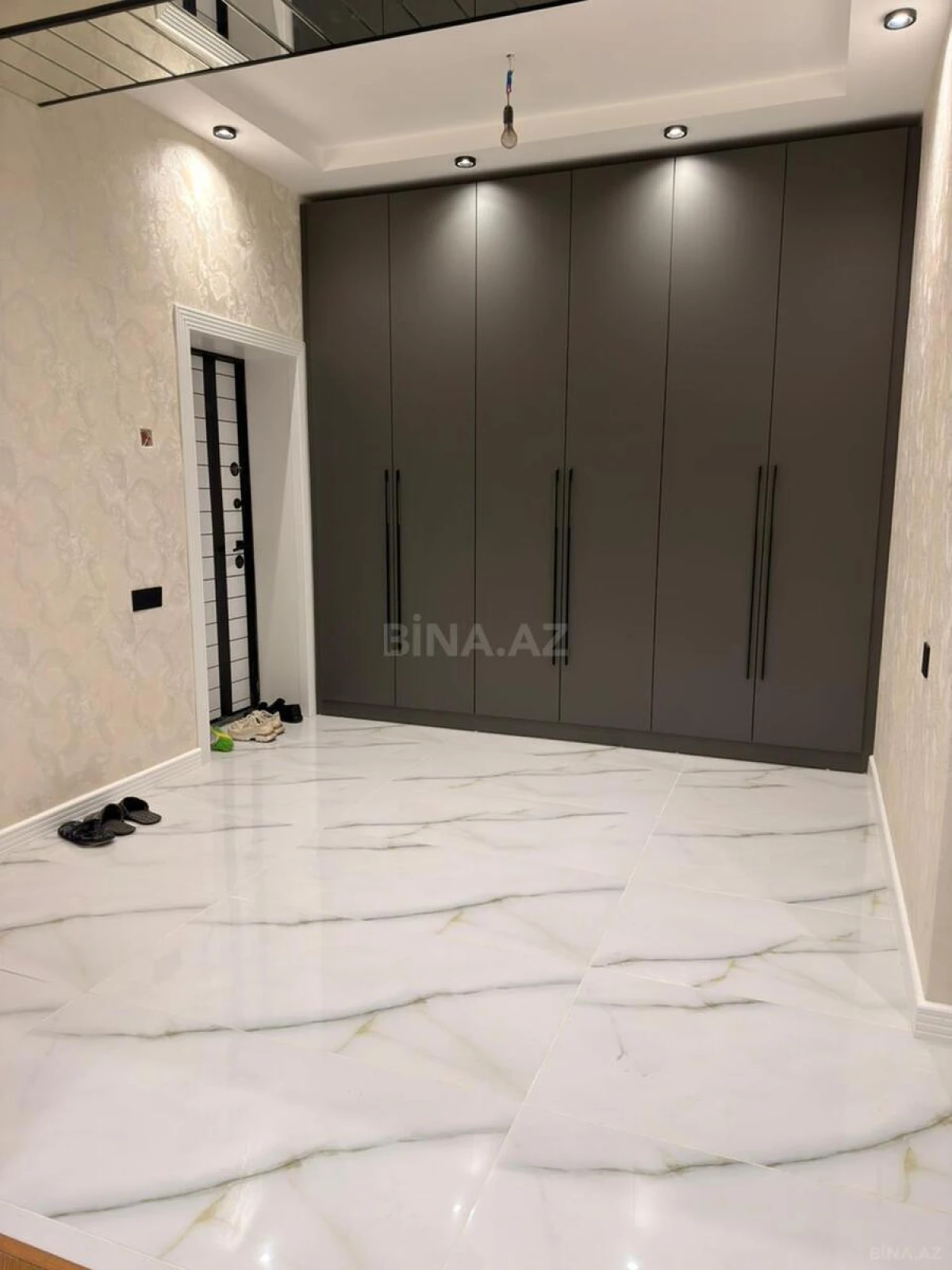 Satılır 4 otaqlı mənzil 136 m²