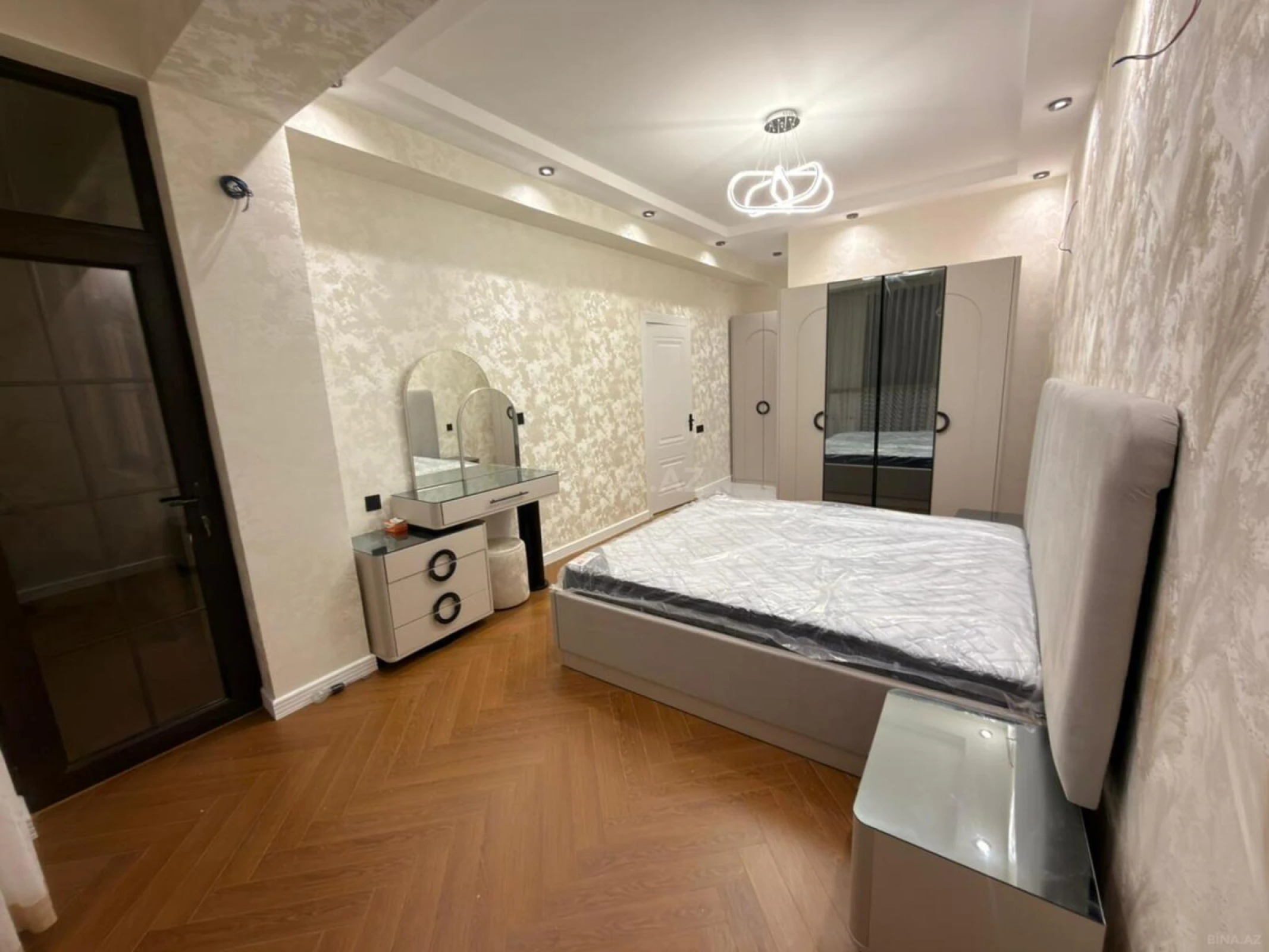 Satılır 4 otaqlı mənzil 136 m²