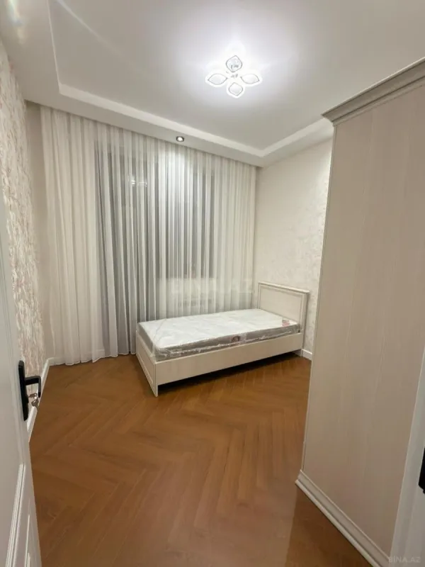 Satılır 4 otaqlı mənzil 136 m²