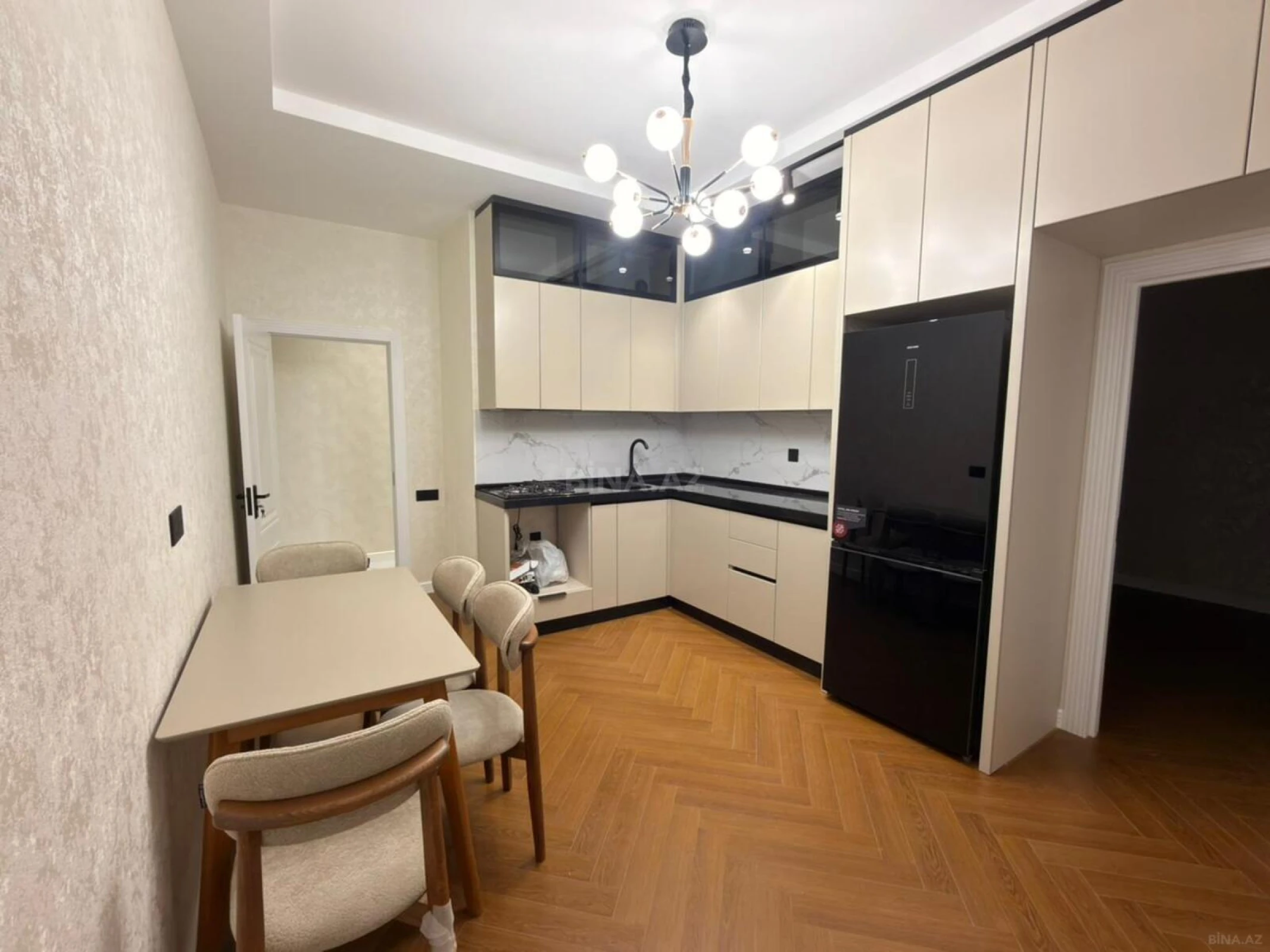 Satılır 4 otaqlı mənzil 136 m²