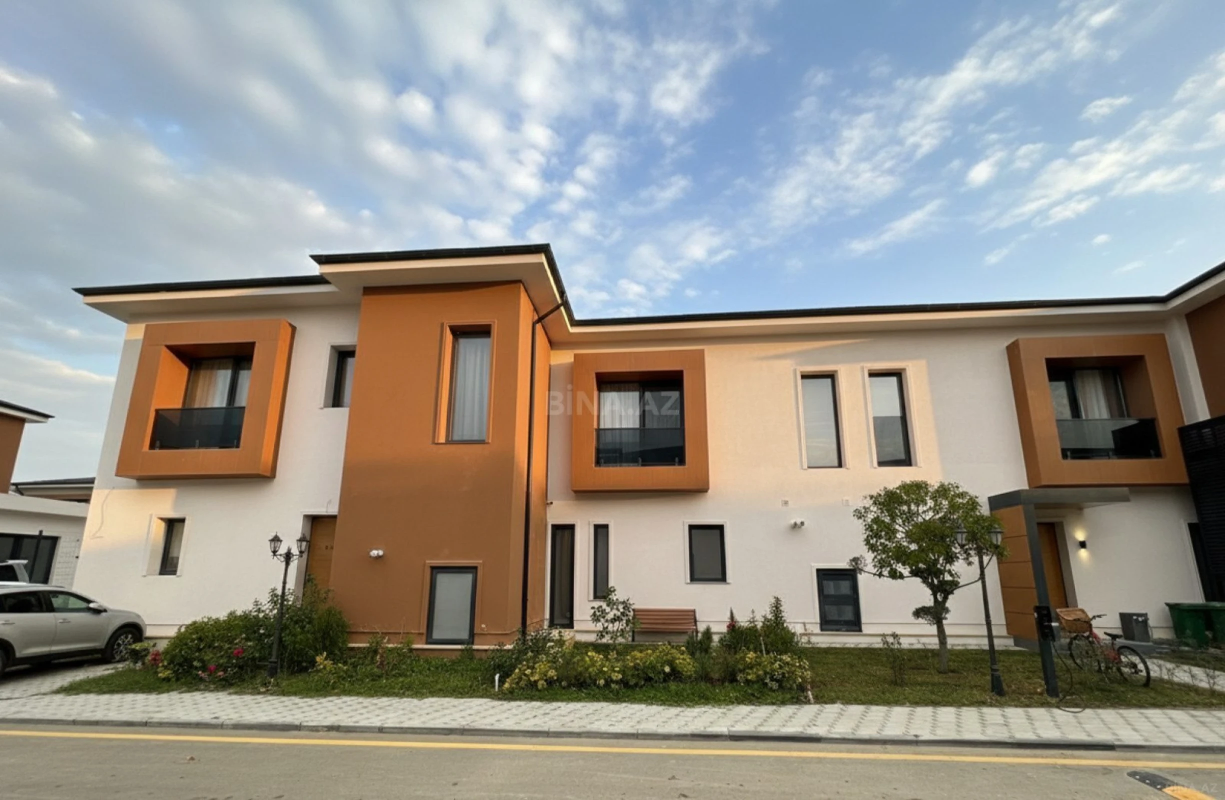 Satılır 5 otaqlı həyət evi 262 m²