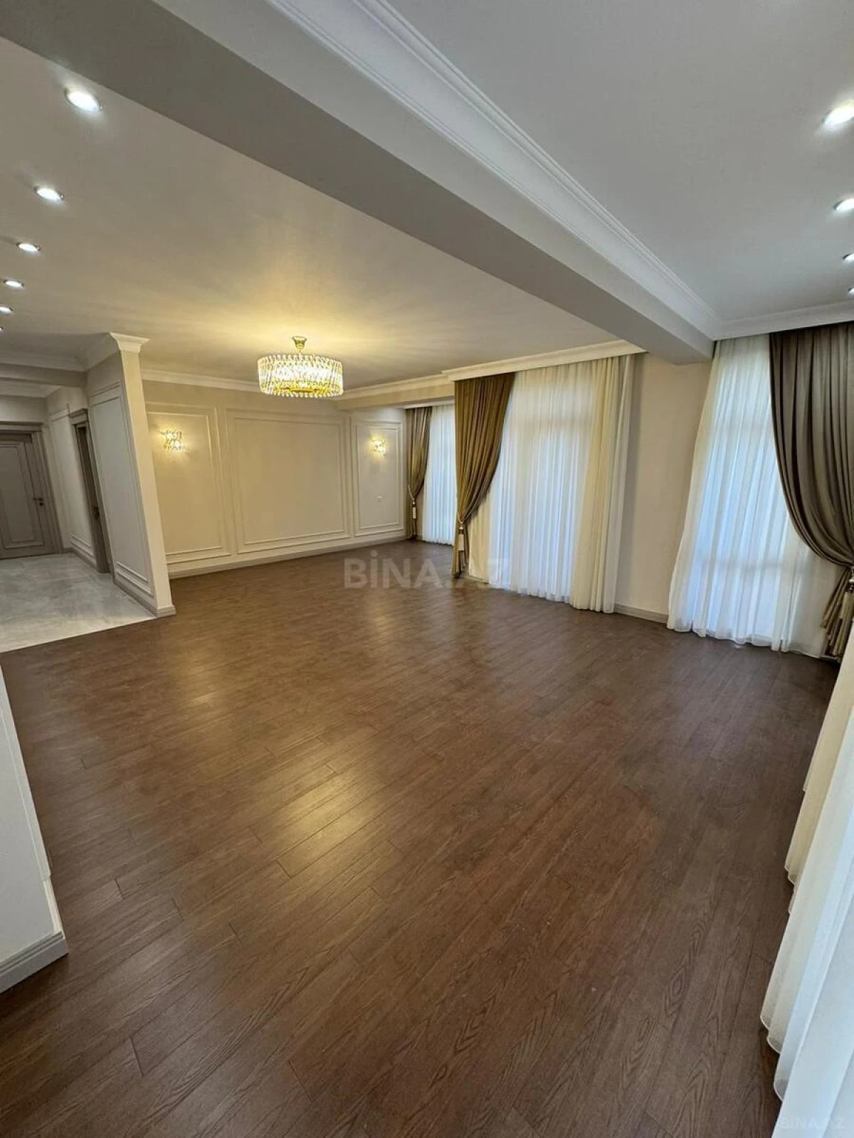 Satılır 3 otaqlı mənzil 151 m²