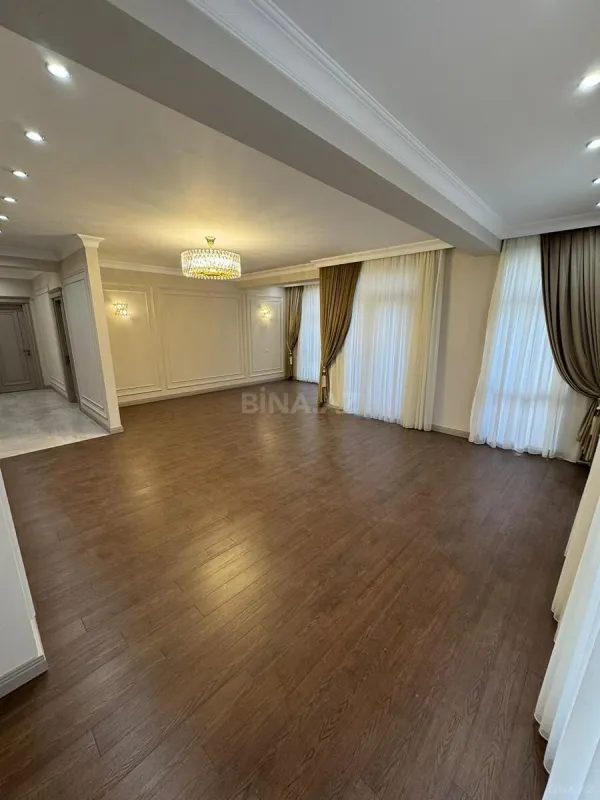 Satılır 3 otaqlı mənzil 151 m²