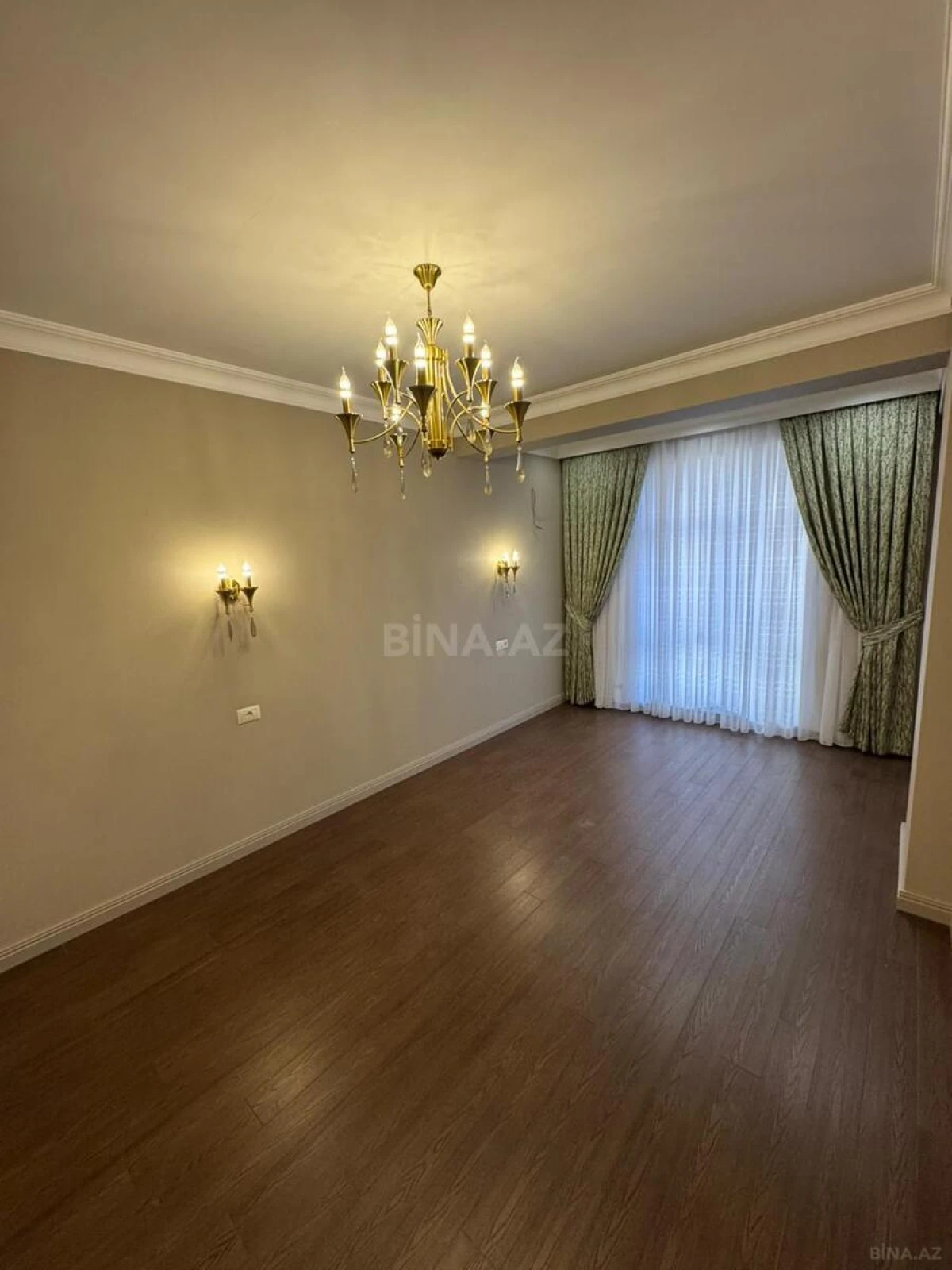 Satılır 3 otaqlı mənzil 151 m²