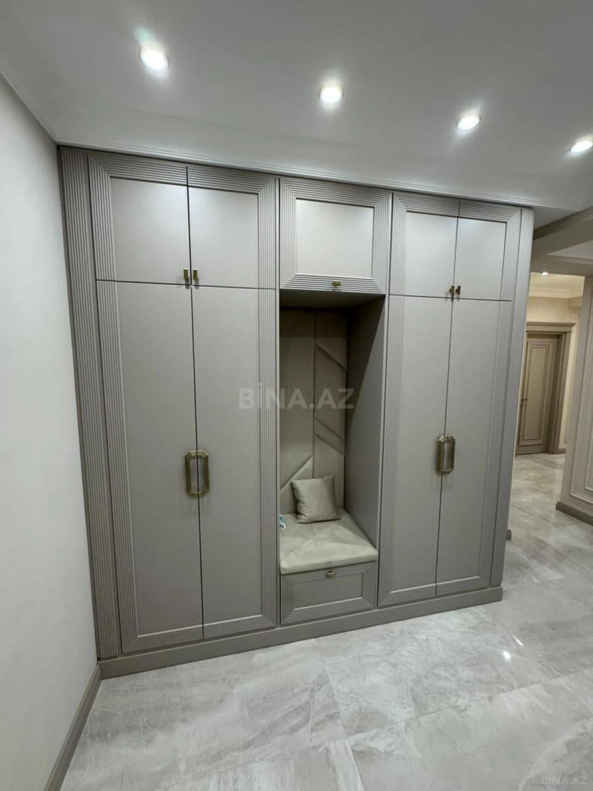 Satılır 3 otaqlı mənzil 151 m²
