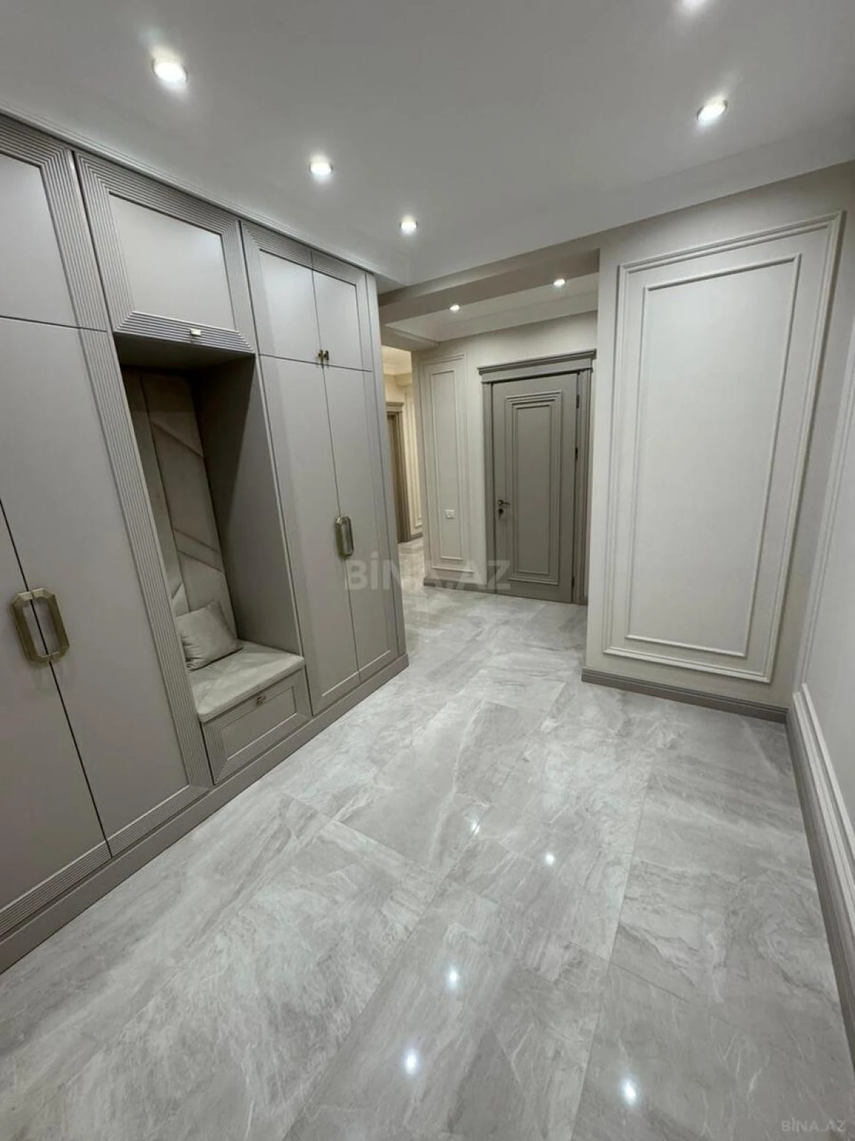 Satılır 3 otaqlı mənzil 151 m²