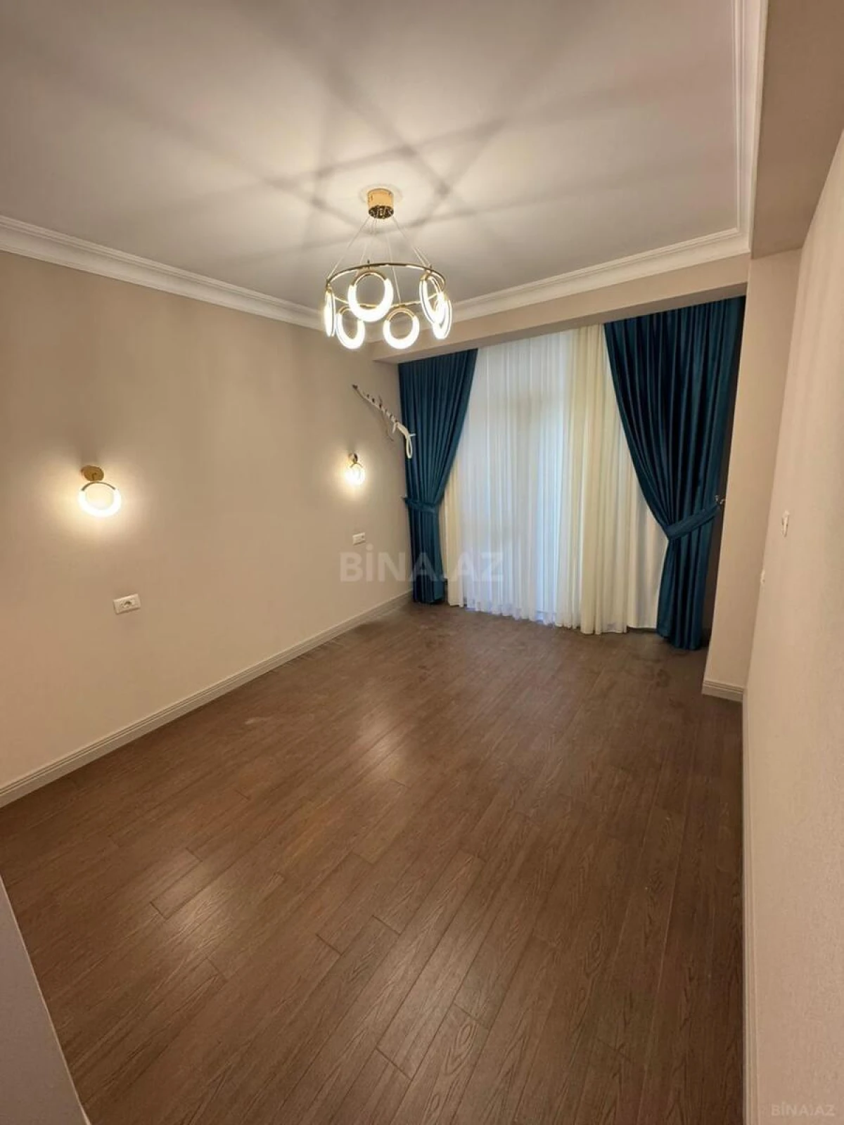 Satılır 3 otaqlı mənzil 151 m²