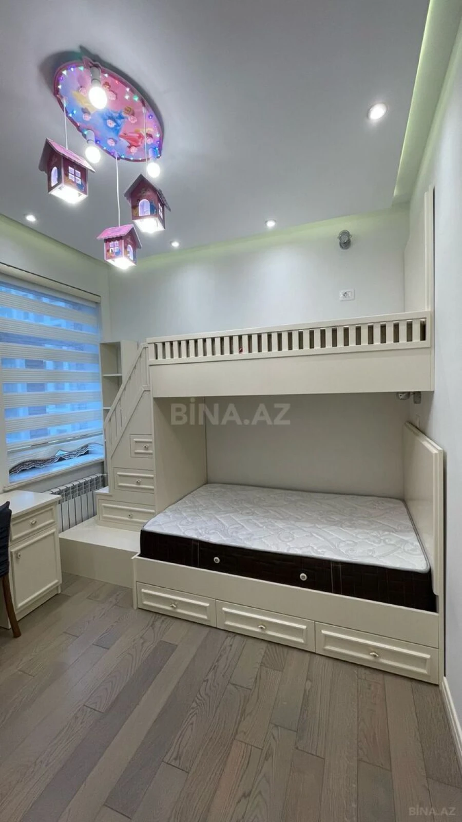 Satılır 4 otaqlı mənzil 140 m²