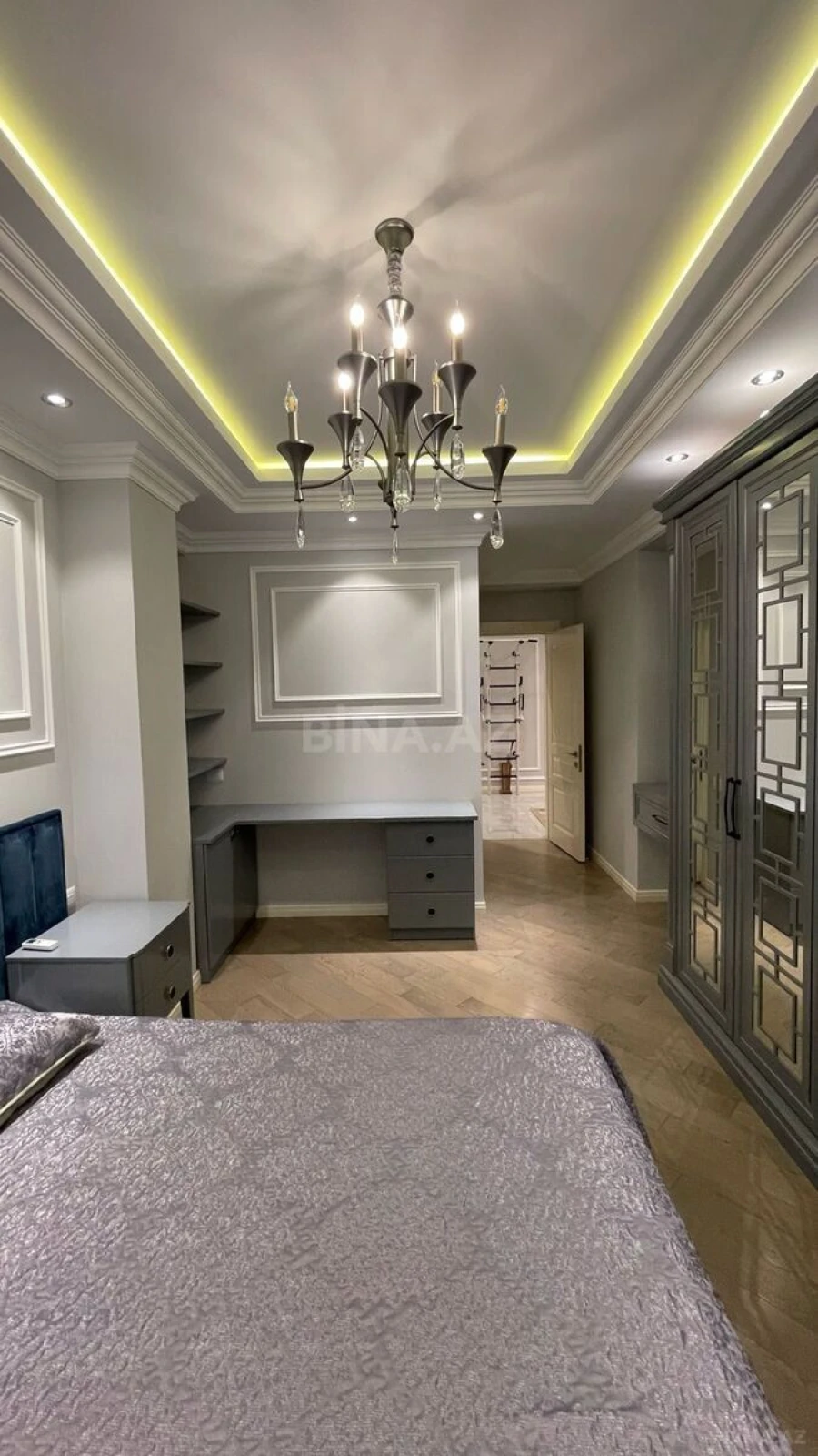 Satılır 4 otaqlı mənzil 140 m²