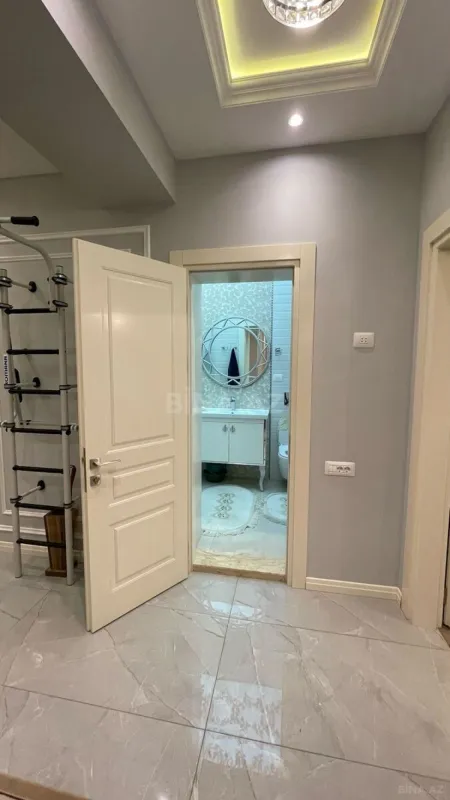Satılır 4 otaqlı mənzil 140 m²