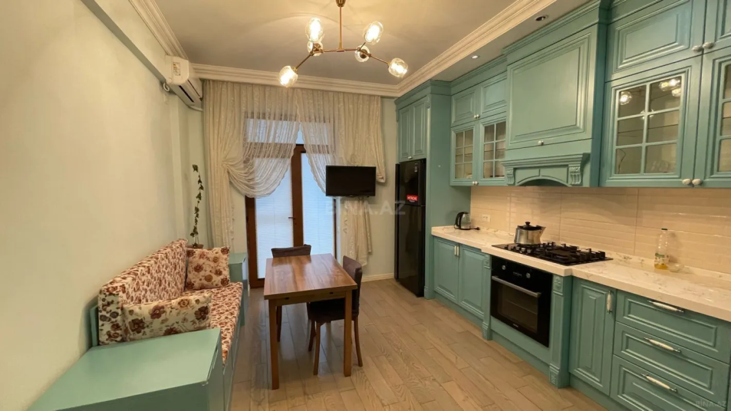 Satılır 4 otaqlı mənzil 140 m²