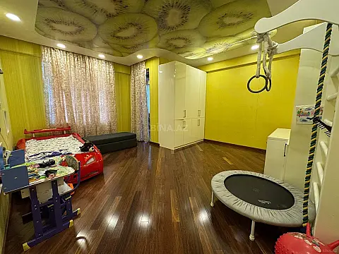 Satılır 3 otaqlı mənzil 153 m²