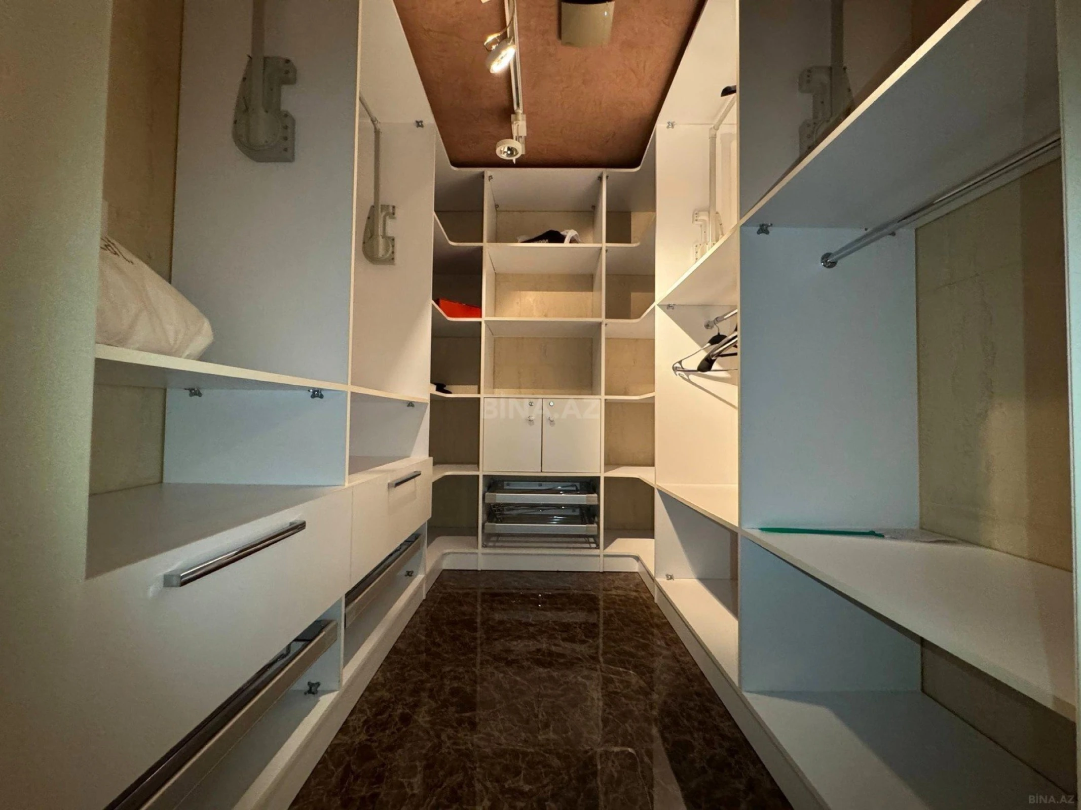 Satılır 3 otaqlı mənzil 153 m²