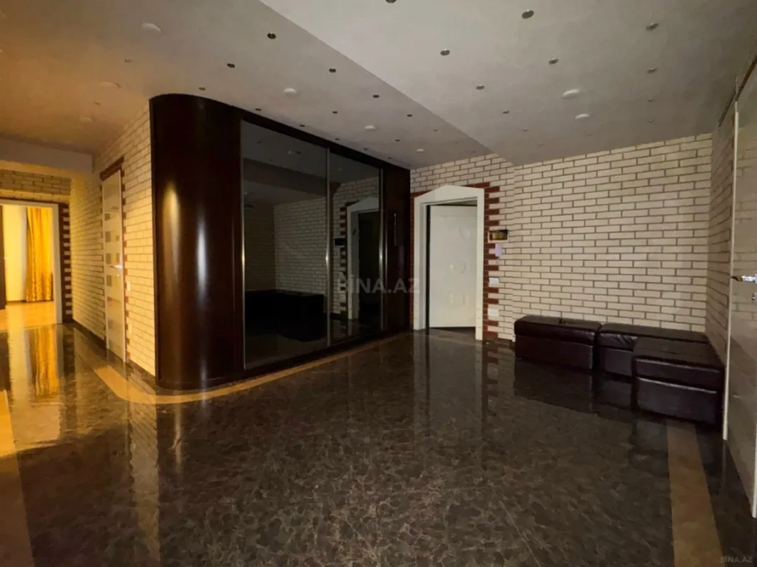 Satılır 3 otaqlı mənzil 153 m²