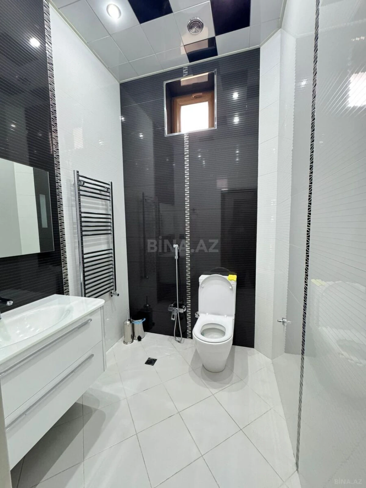 Satılır 7 otaqlı həyət evi 900 m²