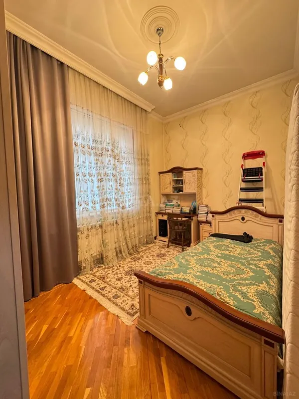 Satılır 7 otaqlı həyət evi 900 m²