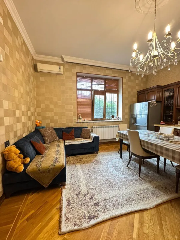 Satılır 7 otaqlı həyət evi 900 m²
