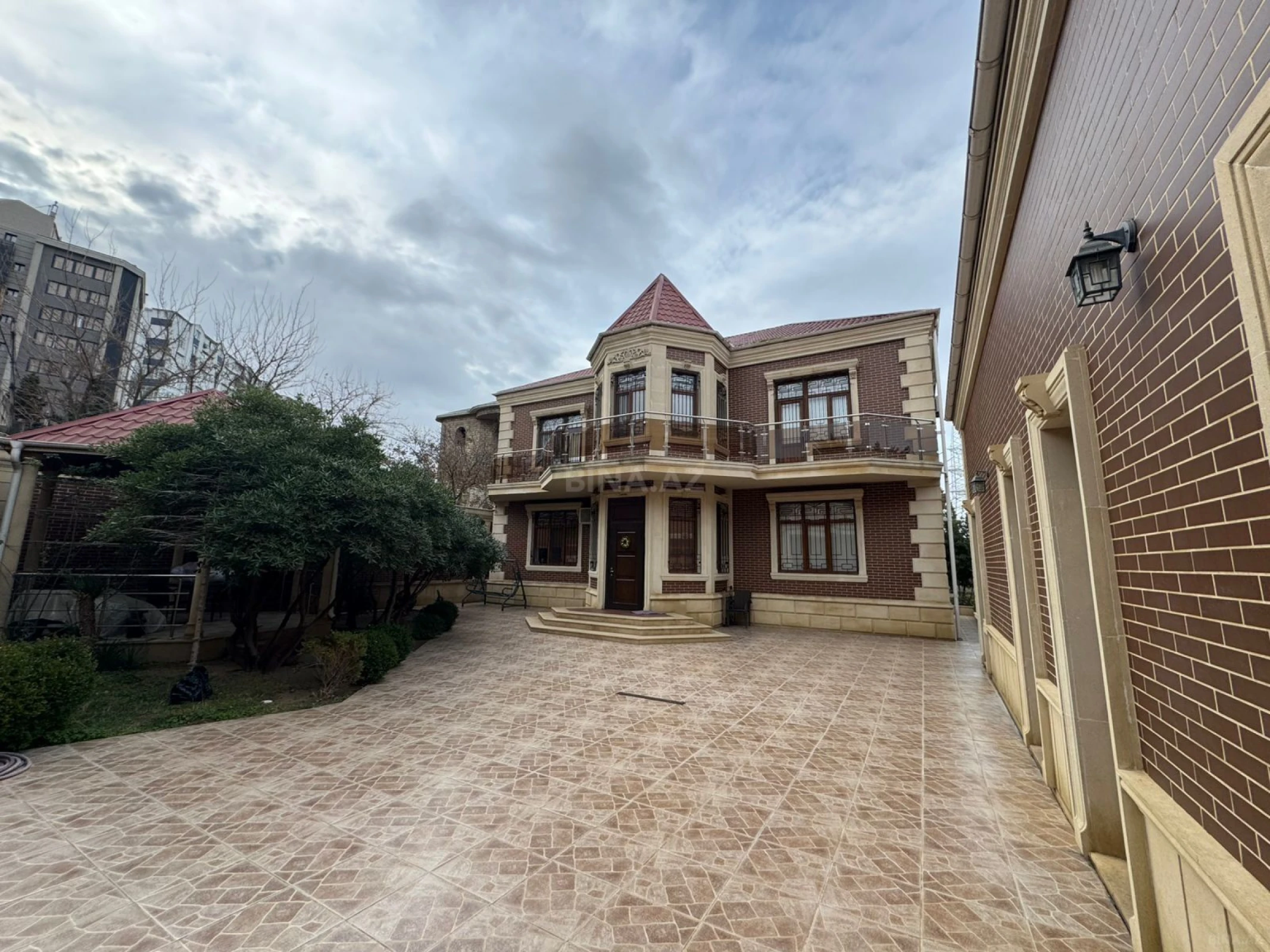 Satılır 7 otaqlı həyət evi 900 m²