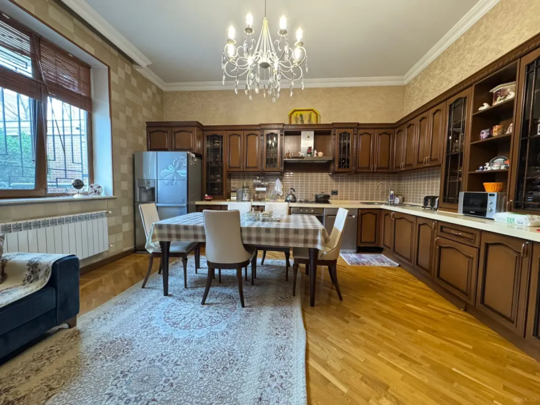 Satılır 7 otaqlı həyət evi 900 m²