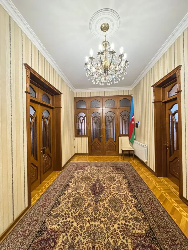 Satılır 7 otaqlı həyət evi 900 m²