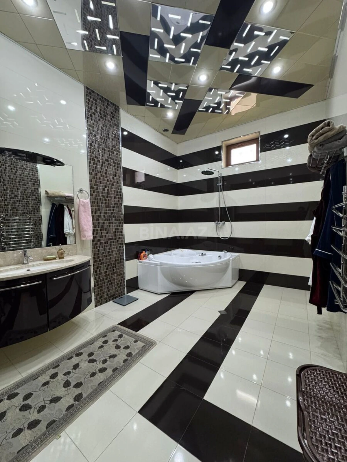 Satılır 7 otaqlı həyət evi 900 m²