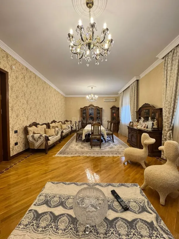Satılır 7 otaqlı həyət evi 900 m²