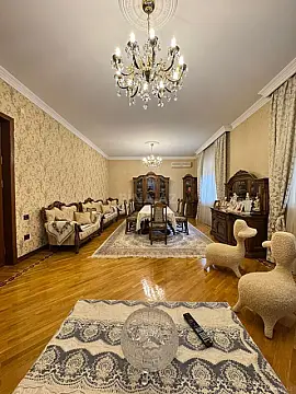 Satılır 7 otaqlı həyət evi 900 m²