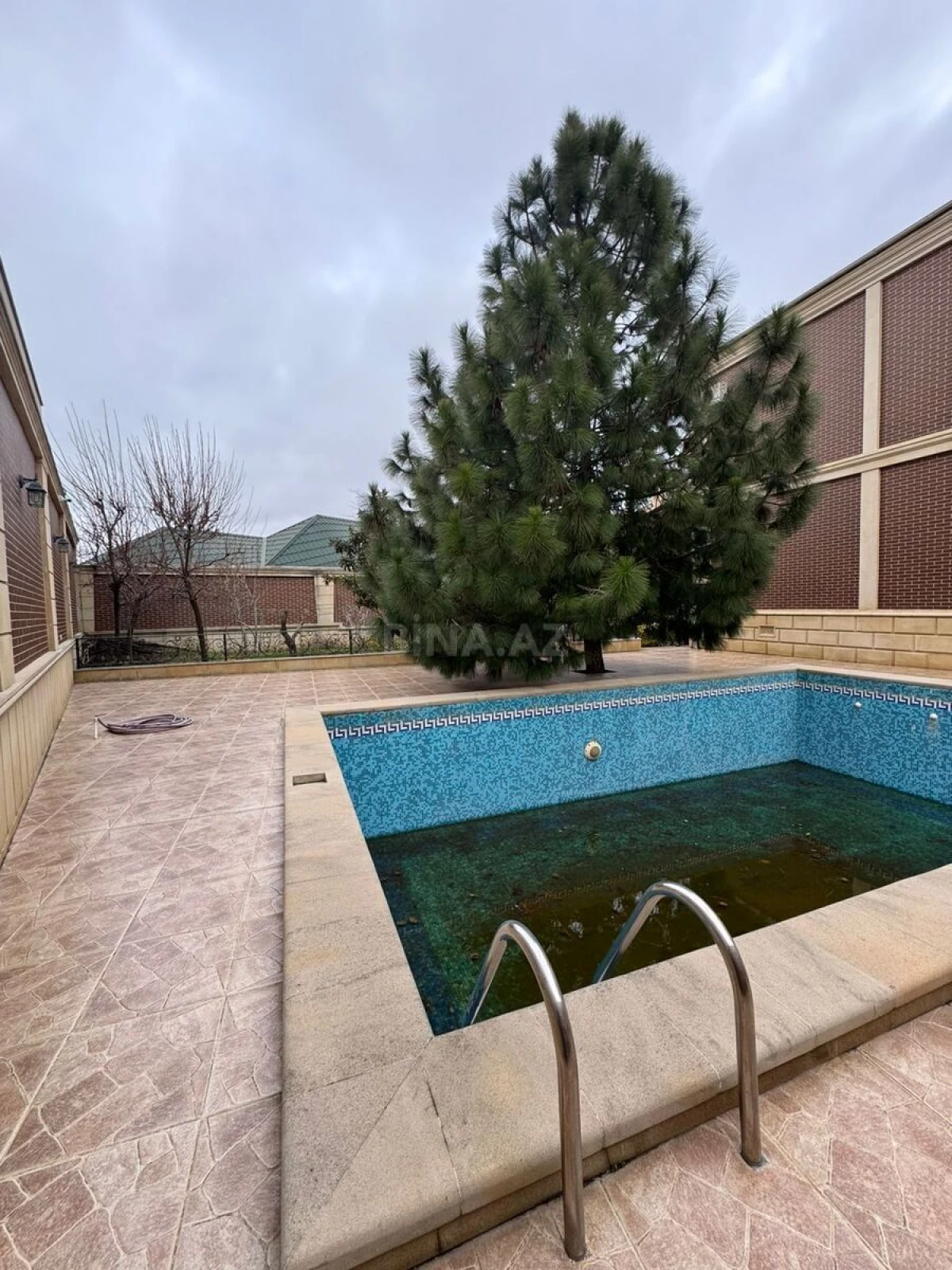 Satılır 7 otaqlı həyət evi 900 m²