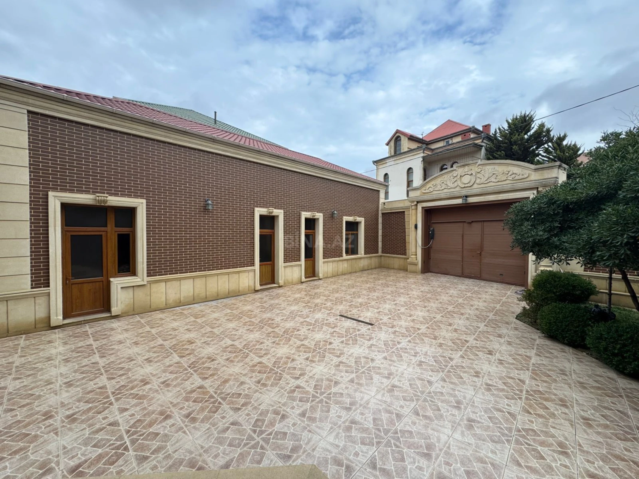 Satılır 7 otaqlı həyət evi 900 m²