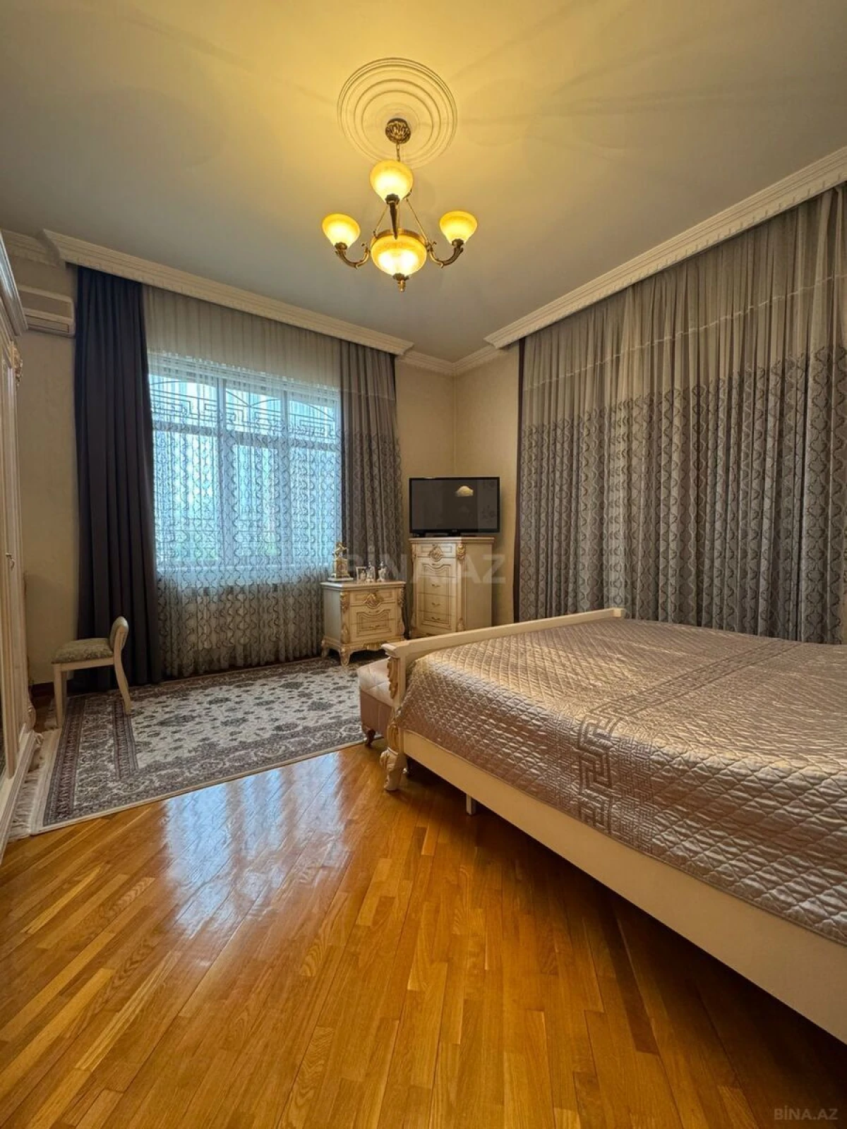 Satılır 7 otaqlı həyət evi 900 m²