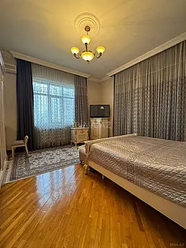 Satılır 7 otaqlı həyət evi 900 m²