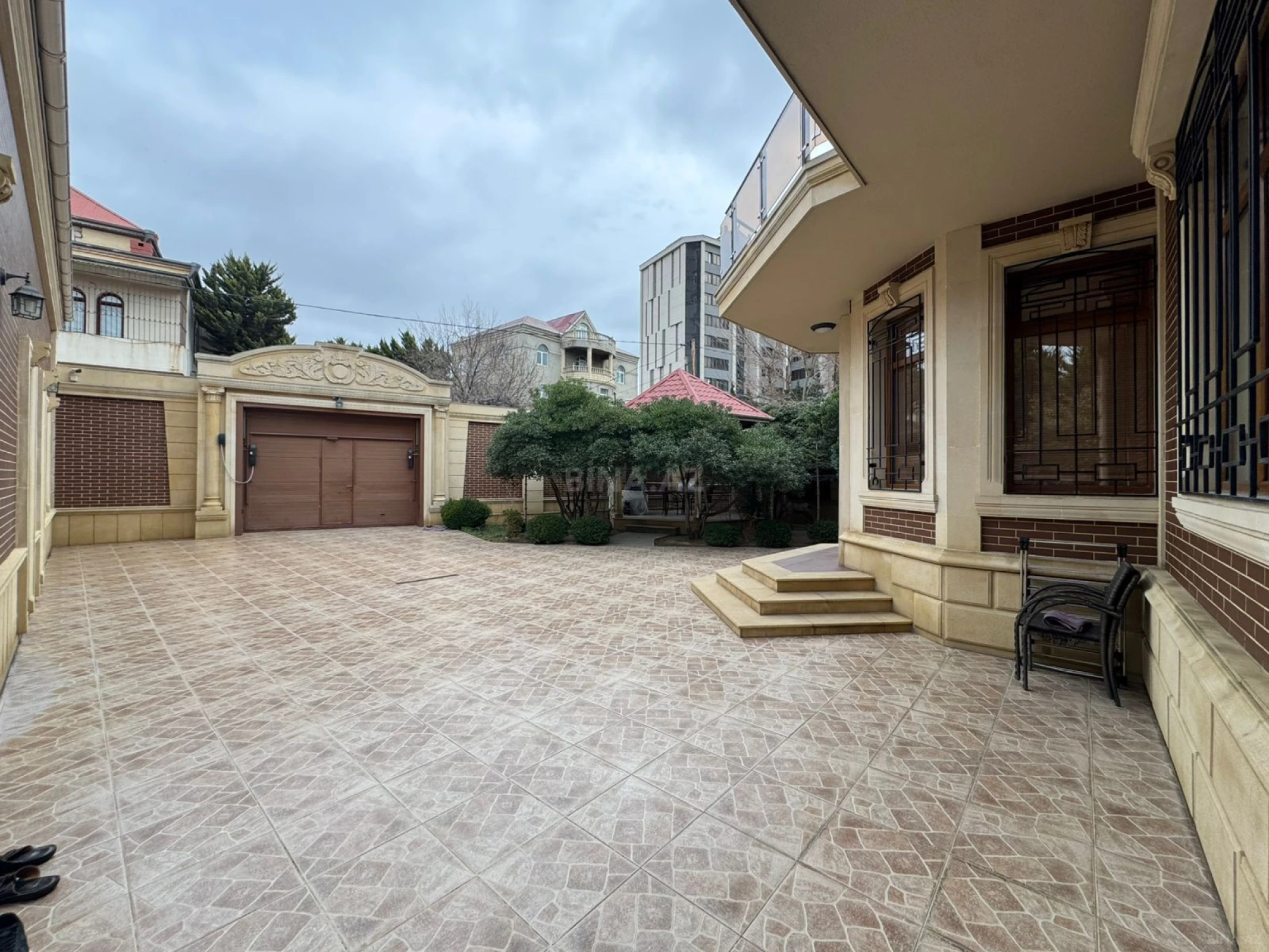 Satılır 7 otaqlı həyət evi 900 m²