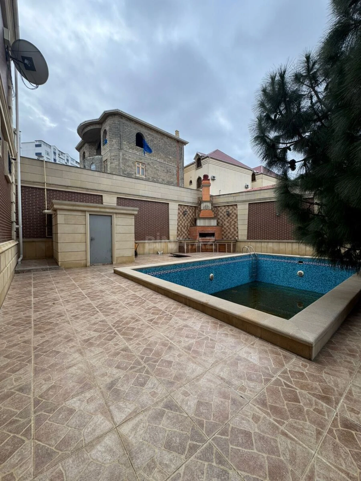 Satılır 7 otaqlı həyət evi 900 m²