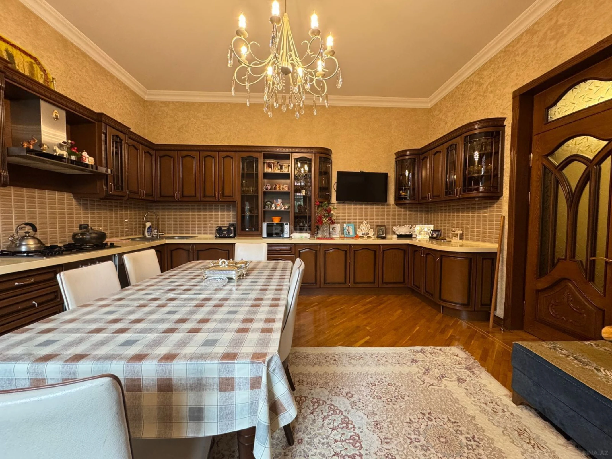 Satılır 7 otaqlı həyət evi 900 m²