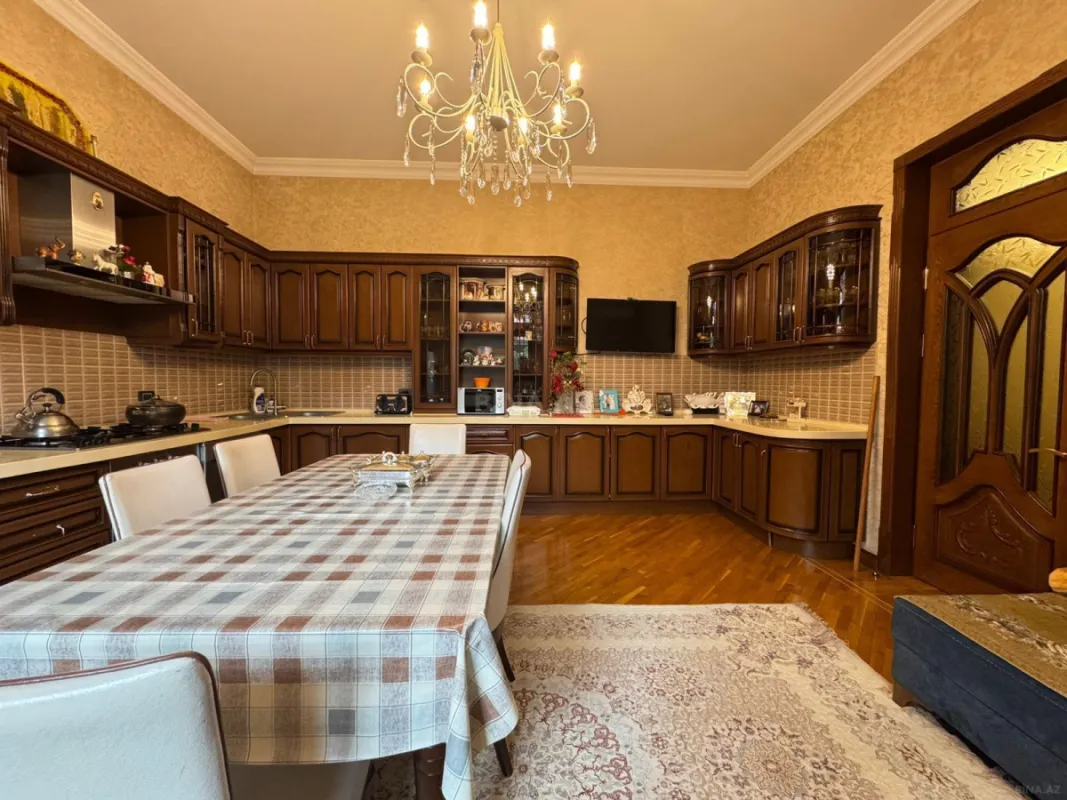 Satılır 7 otaqlı həyət evi 900 m²
