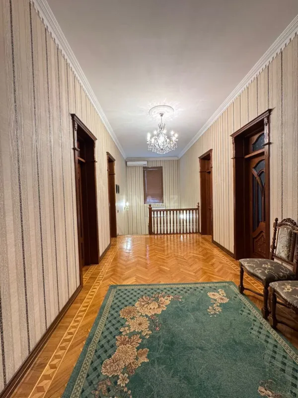 Satılır 7 otaqlı həyət evi 900 m²