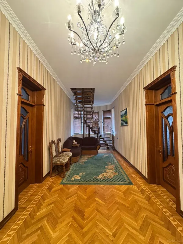 Satılır 7 otaqlı həyət evi 900 m²