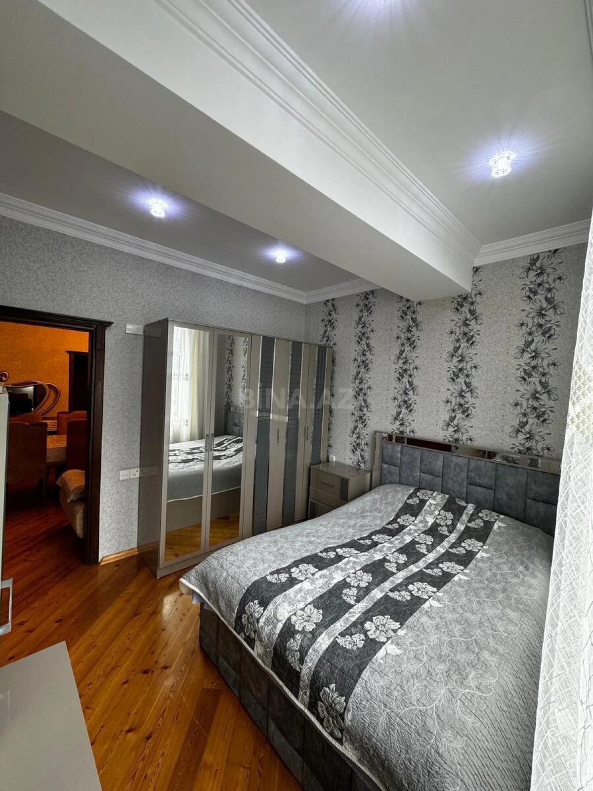 Satılır 4 otaqlı mənzil 135 m²