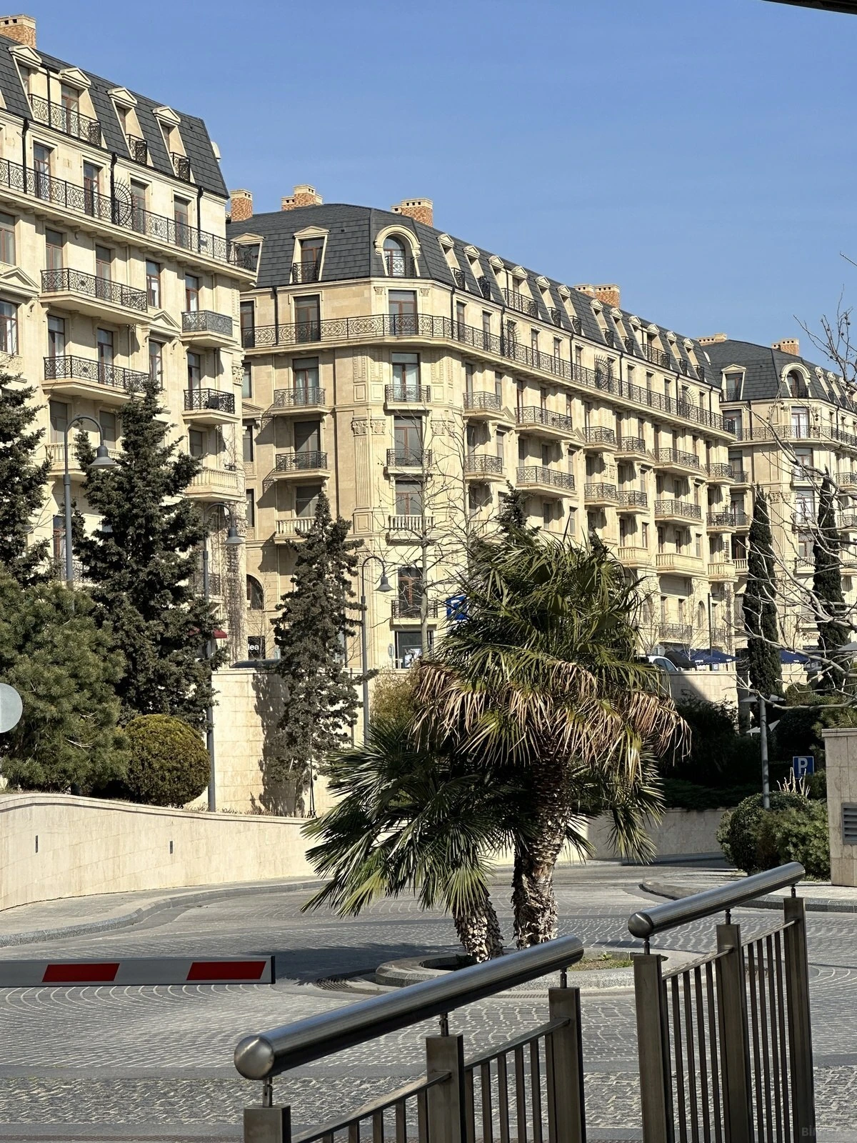 Satılır 4 otaqlı mənzil 137 m²