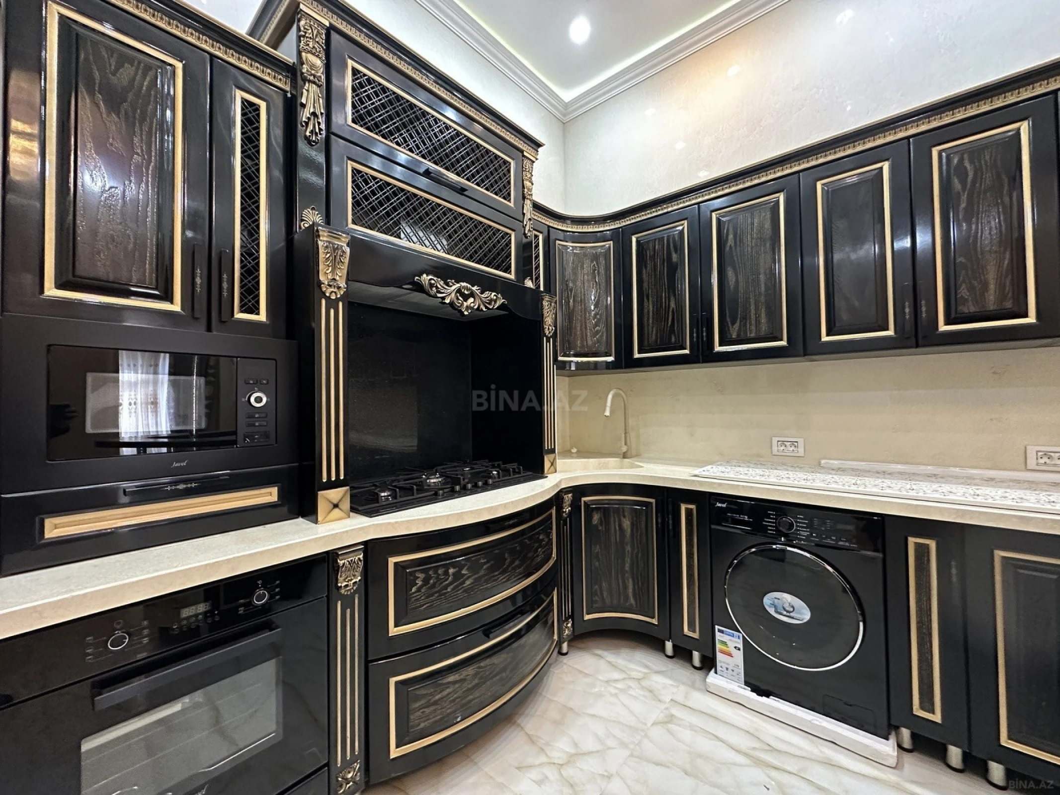 Satılır 4 otaqlı mənzil 137 m²